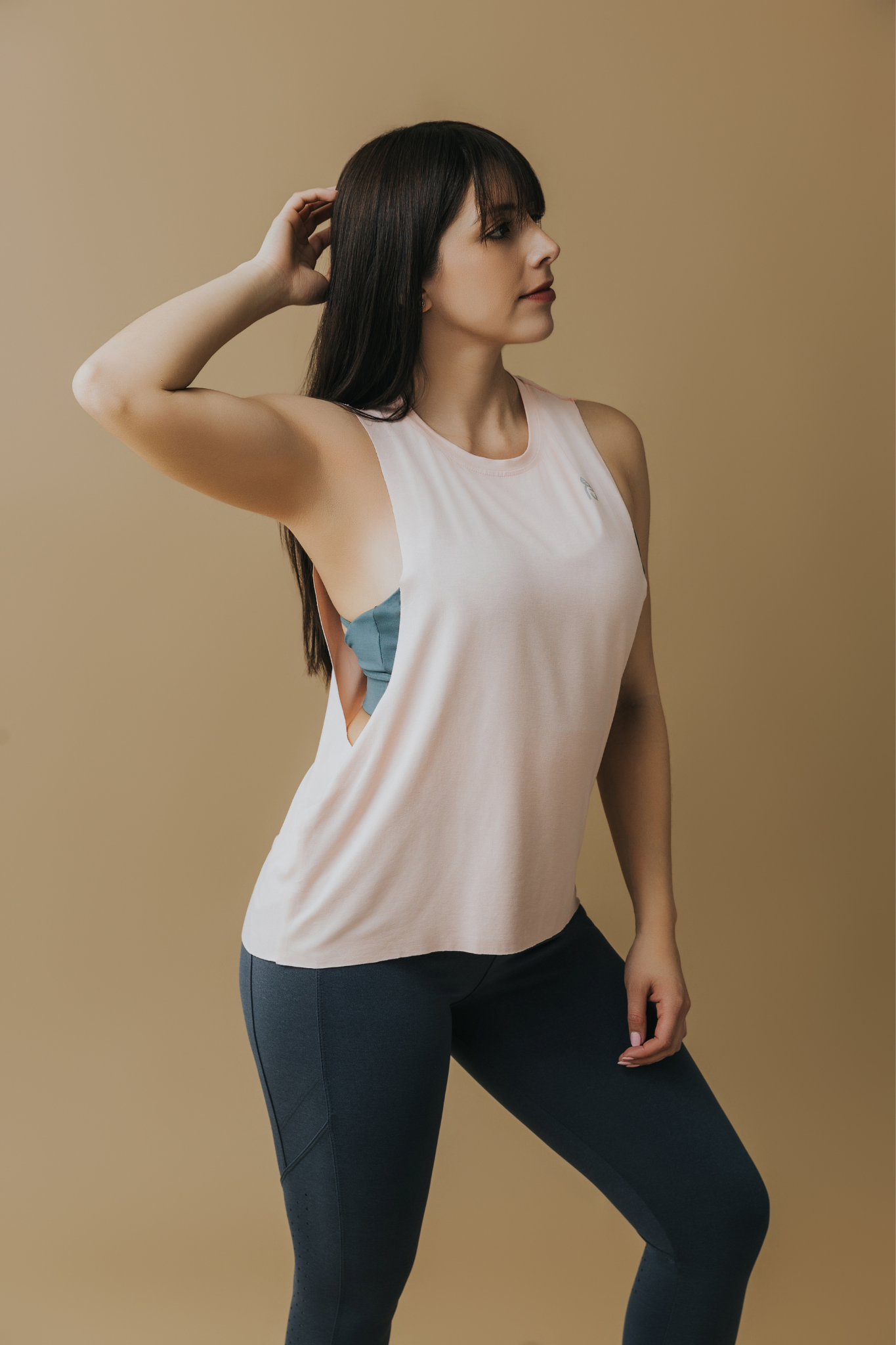 Polera musculosa tiro lateral largo